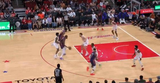 NBA赛场镜头：杜兰特的跳投正面够不着，那就从后面试试，火箭小将另辟蹊径，后帽杜