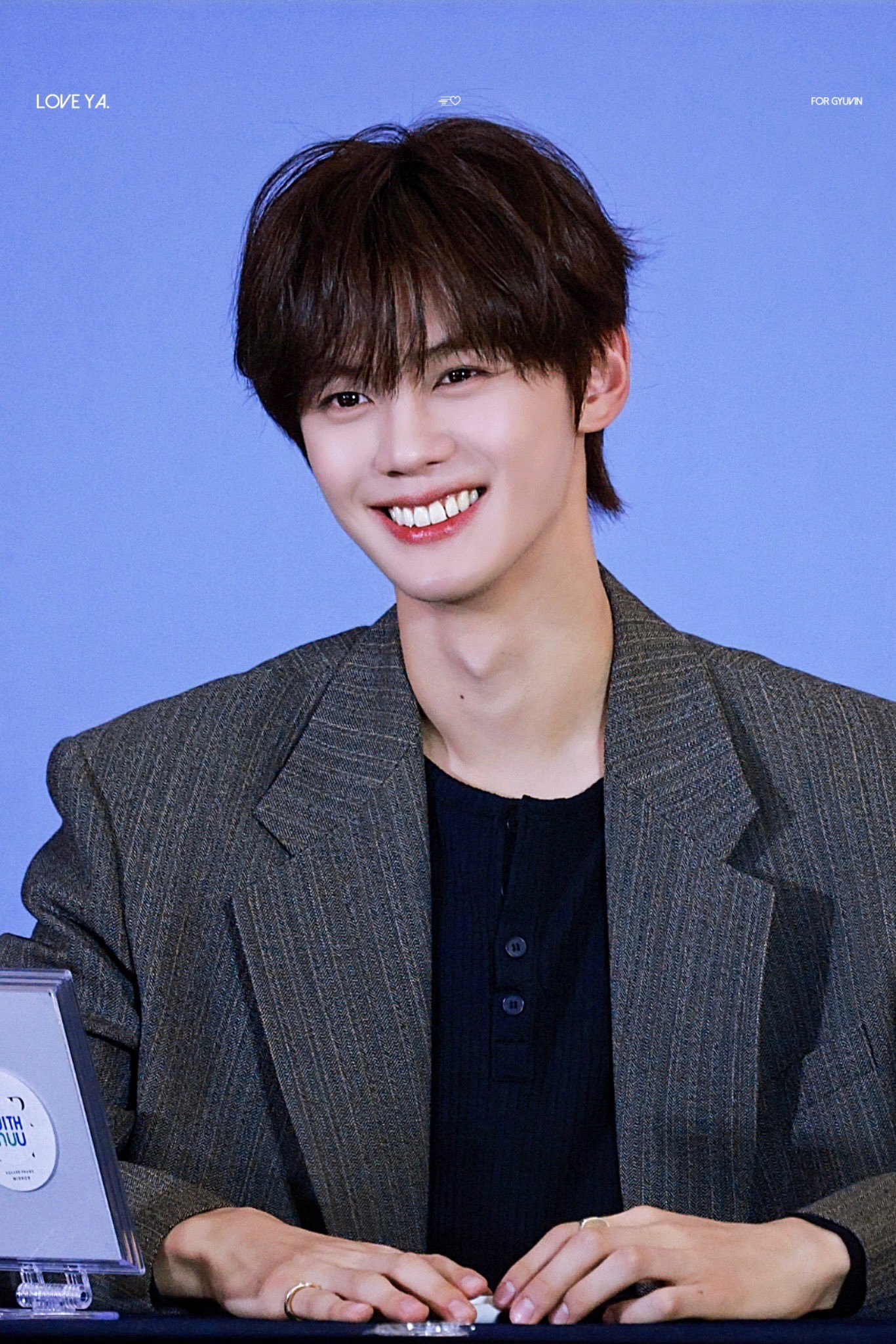 今日公开签售的金奎彬 西装的神笑起来也很阳光的帅哥✨ 