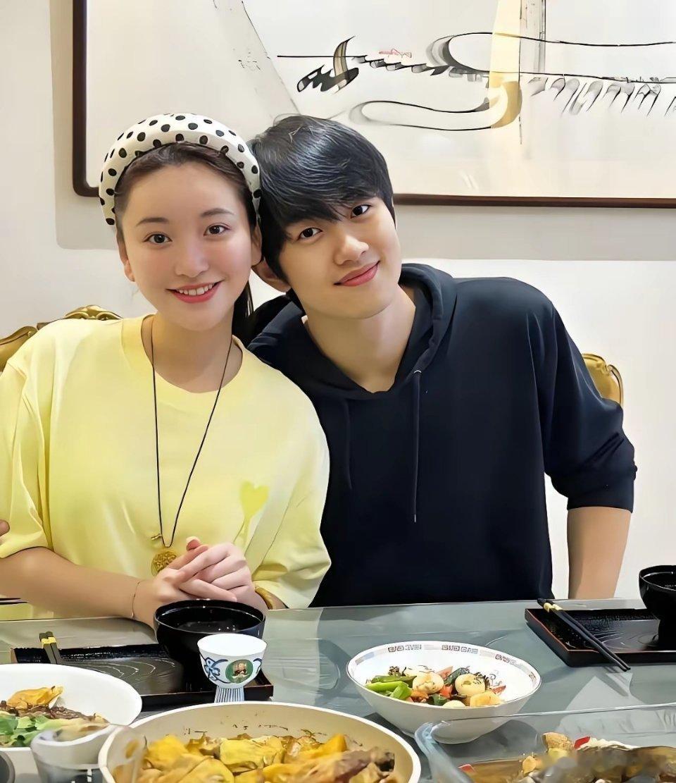 孙丞潇的妈妈完全不在意金莎与儿子相差19岁，金莎来家里时，她顿顿准备十个菜盛情款