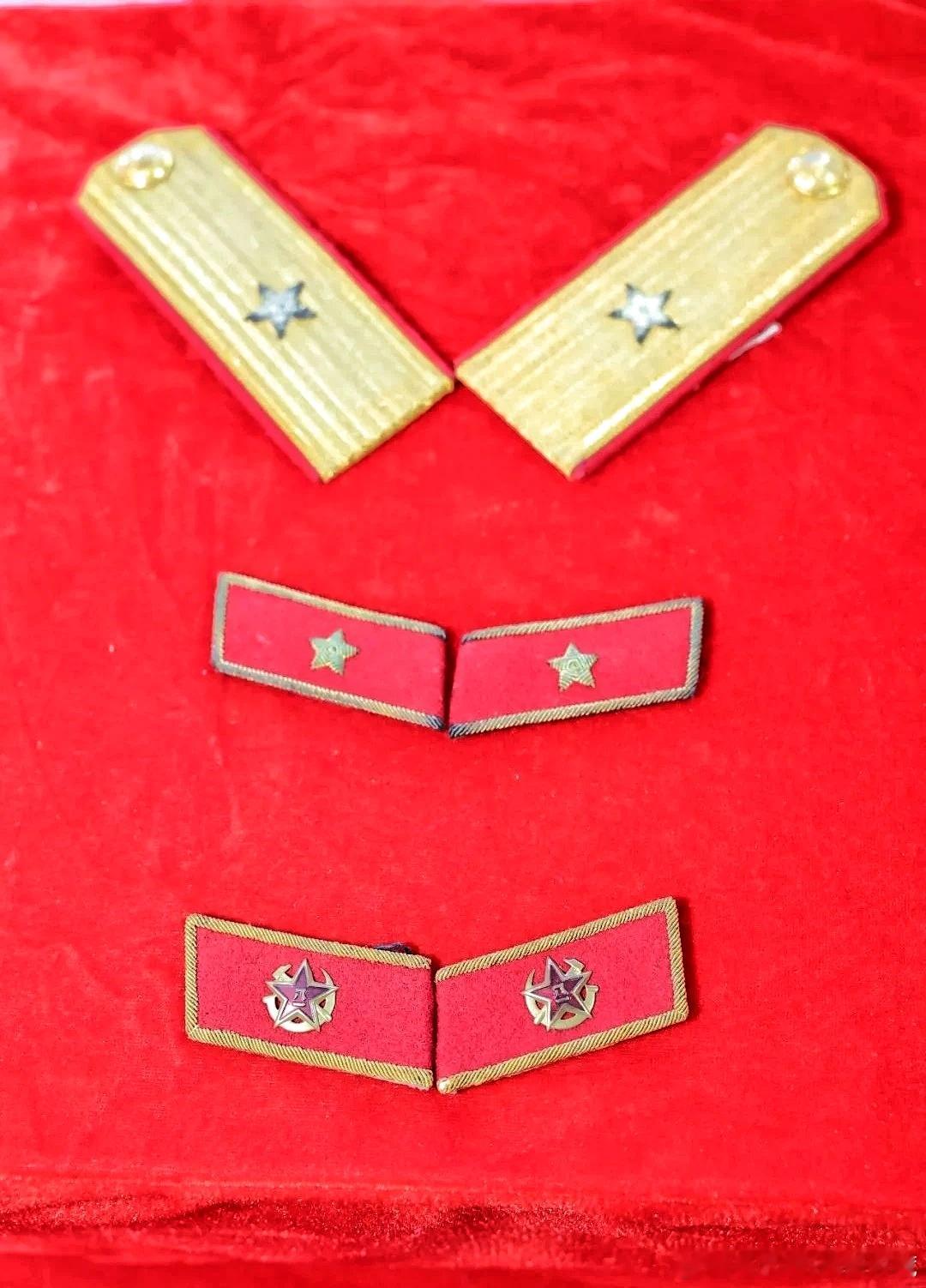 #走进博物馆##约会博物馆# 张如三少将的肩章、领章，二级独立自由勋章、一级解放