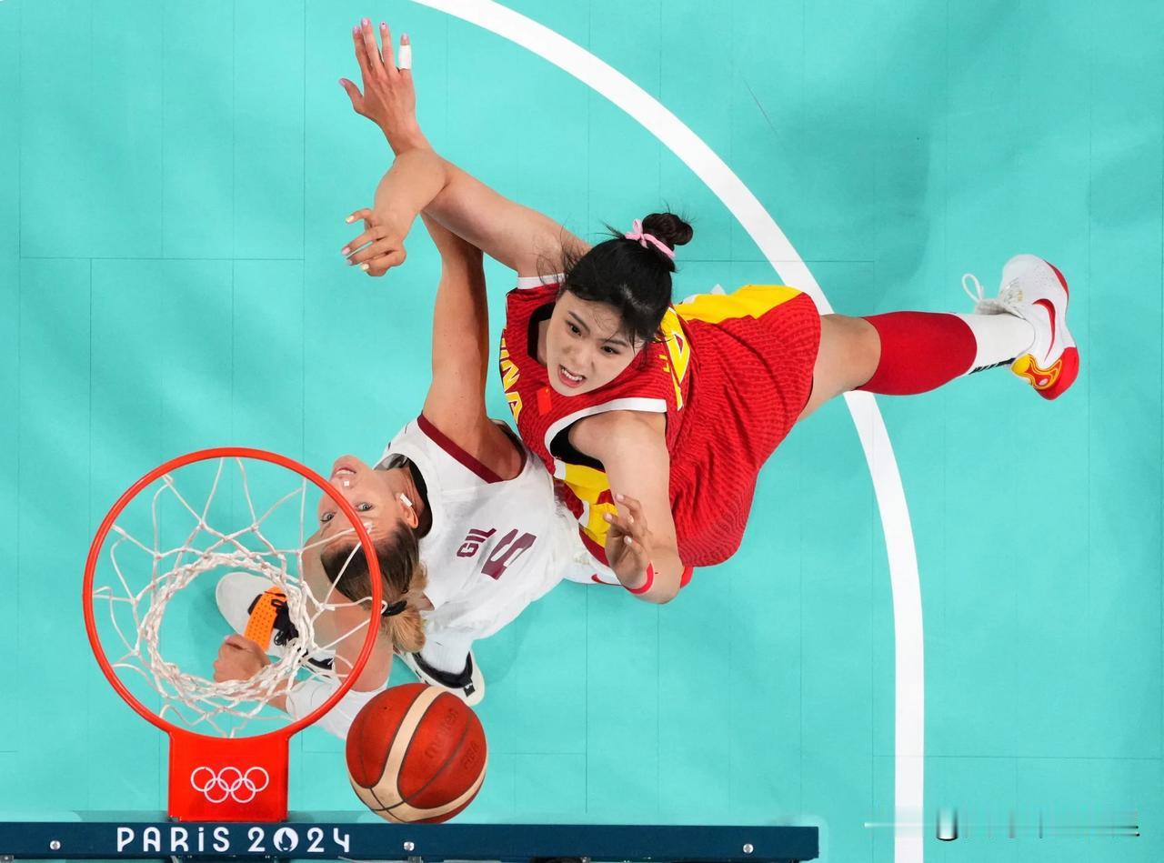 奥运会，中国女篮89-90西班牙女篮，加时赛惜败，印证一句话“生于忧患死于安乐”