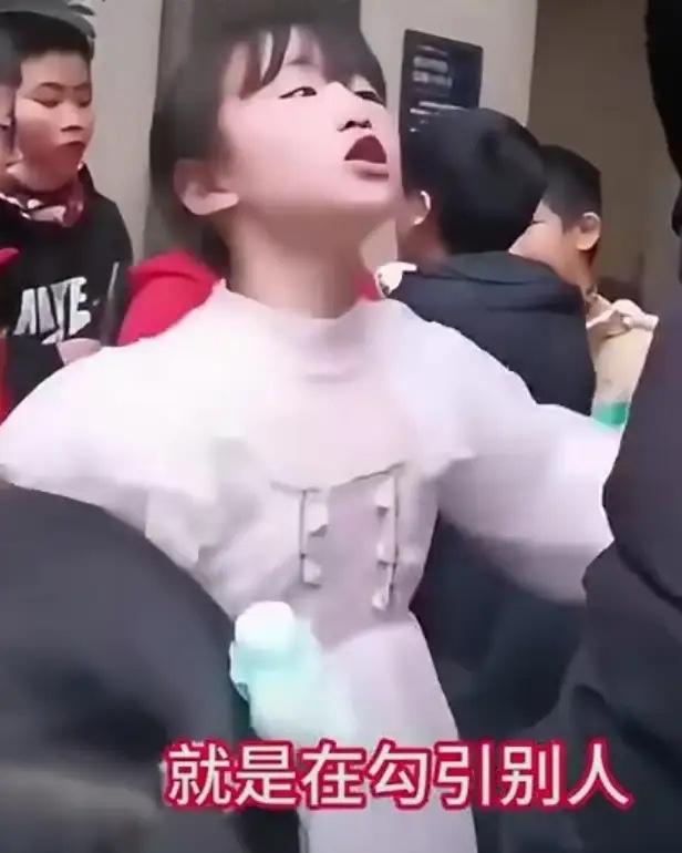 一群小男孩小女孩在一起玩耍，他们大约十一二岁左右。一个小女孩跑来跑去太热了，然后