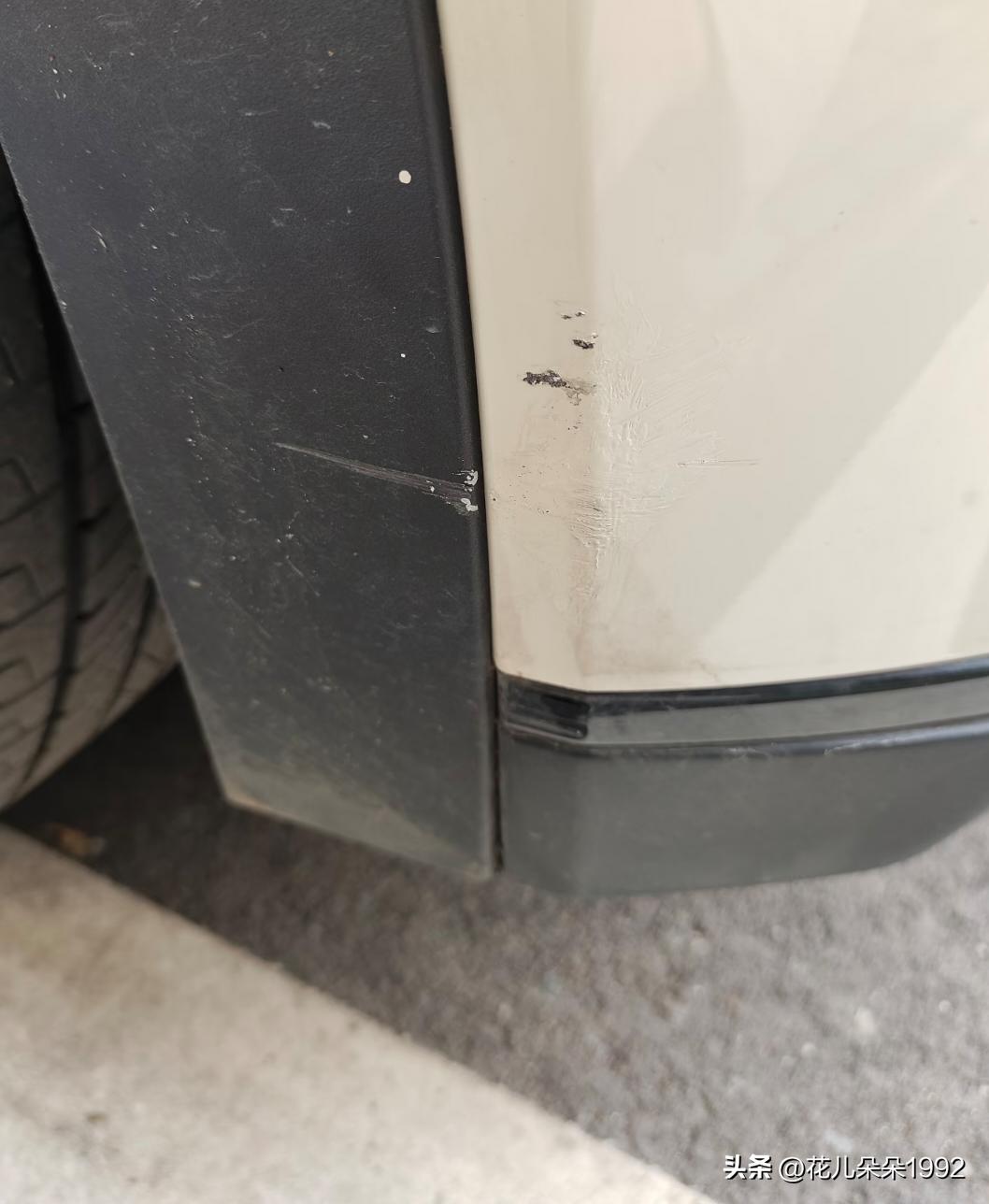 我以为我的车技十分高超
我以为我车停的非常完美
贴墙无缝衔接，堪称教科书级别
	