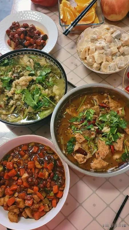 您通常自己下厨还是点外卖? 
我是穷人，一直自己下厨或老婆下厨，自己给自己包括家