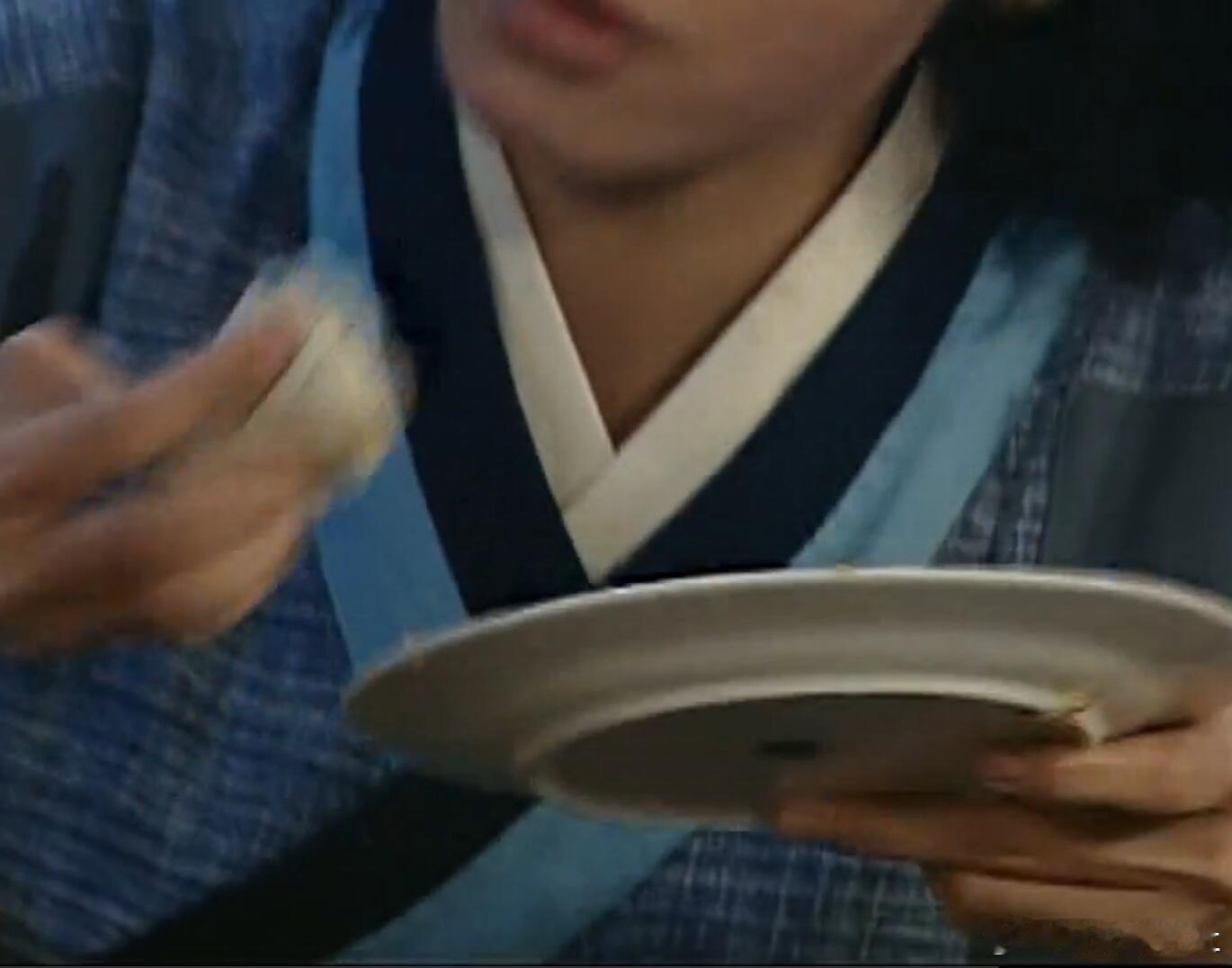 这么多年再没见过这么表现“吃”的导演了，一摞盘子，每个盘子上都沾着油渍和饭菜渣子