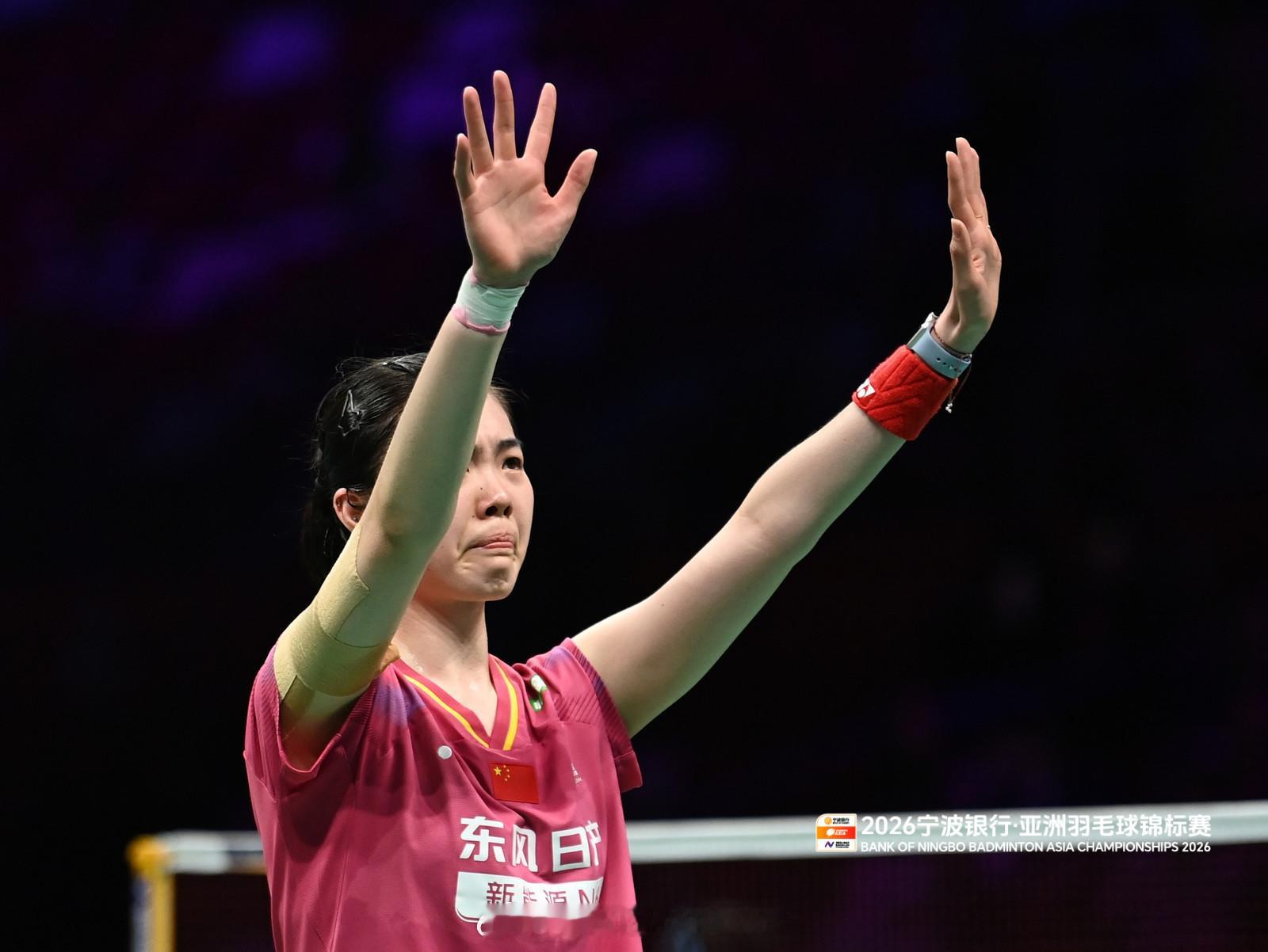 高昉洁🎤赛后采访：送给球迷的每个球上都有我的签名Q：赛后送给看台观众很多球，是