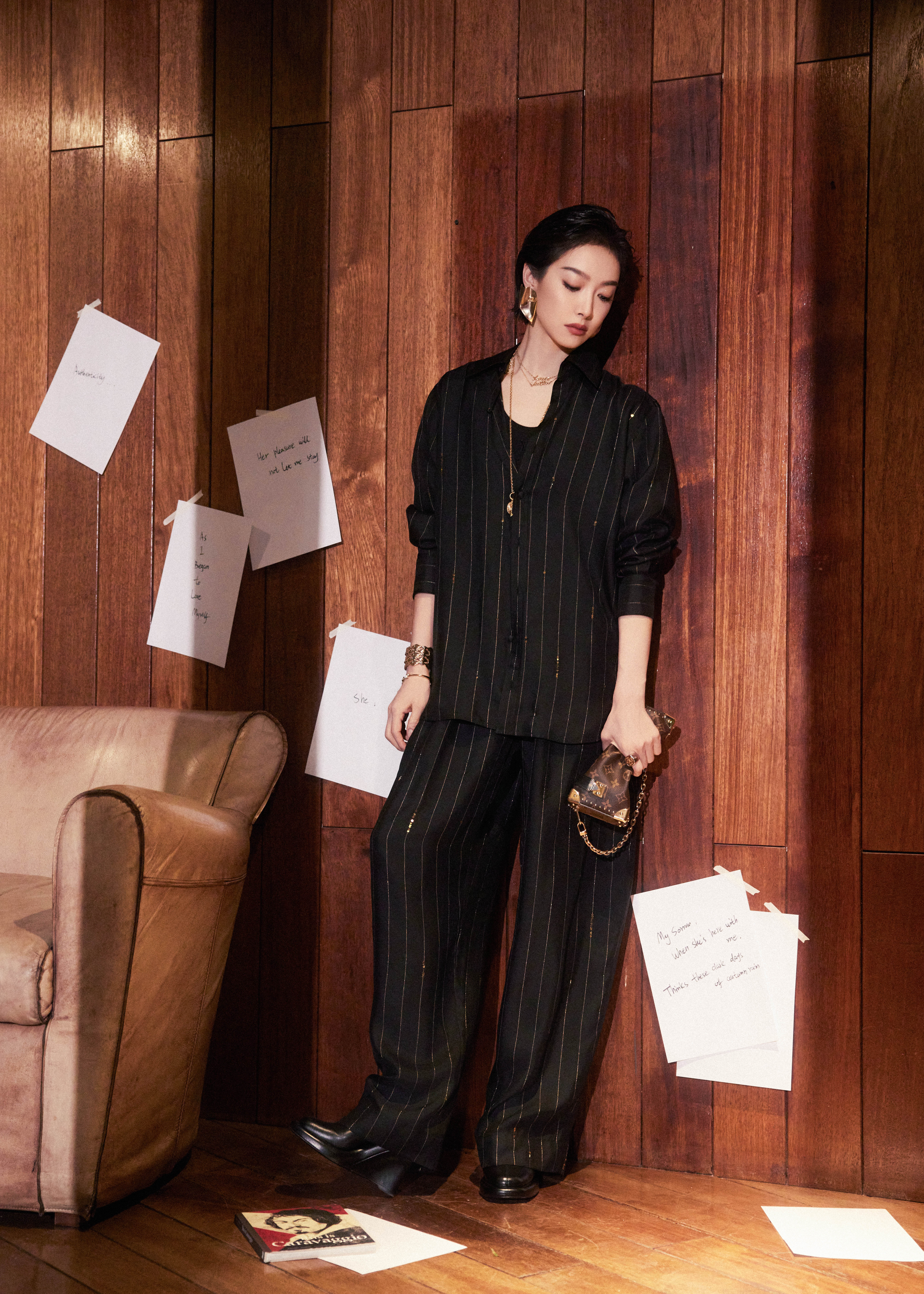 宋茜 穿过光影，抵达风格发生的现场。演绎摩登语言，气韵自成。 