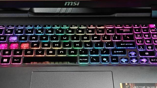 微星還是有點名堂！泰坦16 AI（255HX/5070Ti）開箱