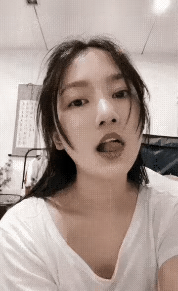 春未老，风细柳斜斜，
世上超然台上看，半壕春水一城花，烟雨暗千家。
寒食后，酒醒