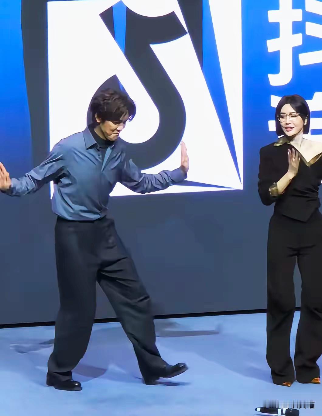 最近《亦舞之城》热播，
钟汉良和秦岚的CP感让观众直呼上头。不过有眼尖的网友发现