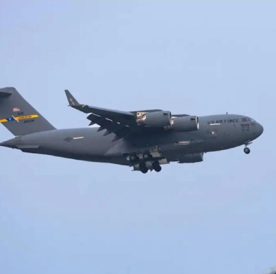 5月1日和2日，美国空军两架C-17飞机(08-8204和05-5140)降落在