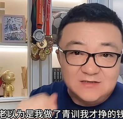 长期深耕青少年足球青训的董路，一直频繁陷入舆论争议。外界始终有不少声音质疑，他借