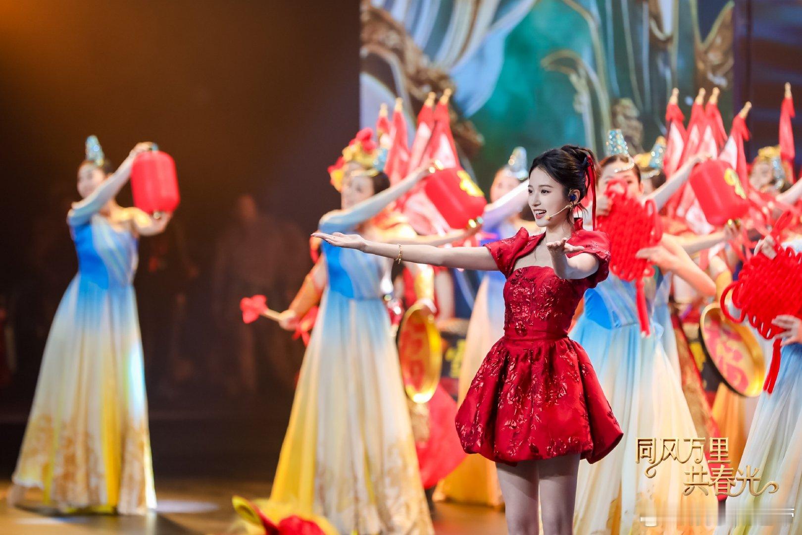 陈昕葳福建春晚开场舞好灵动 看陈昕葳福建春晚开场舞，裙摆晃动身姿灵动窈窕。精致新