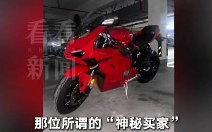 离大谱了！
 
上海宝山顾村，张女士一辆价值21万的杜卡迪V4摩托车，锁在小区地
