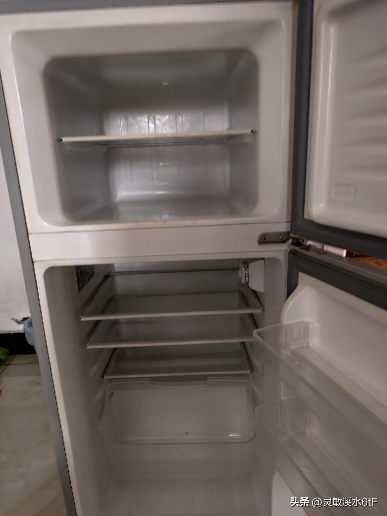 寒假放假20天回到出租房，一进门就发现冰箱不通电，我第一时间联系房东过来查看。一