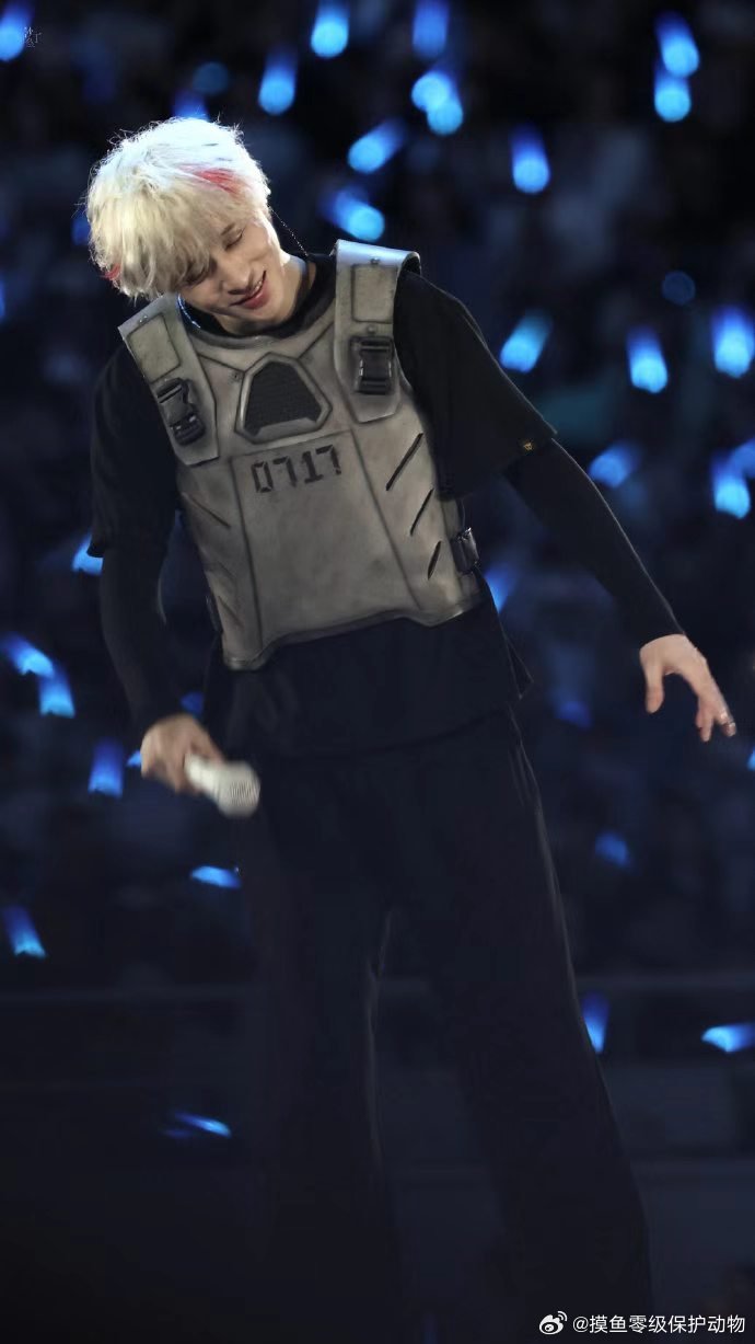 薛之谦360度贴脸开唱薛之谦一场换了多少个交通工具 钢琴延展台延伸的是心意，威亚