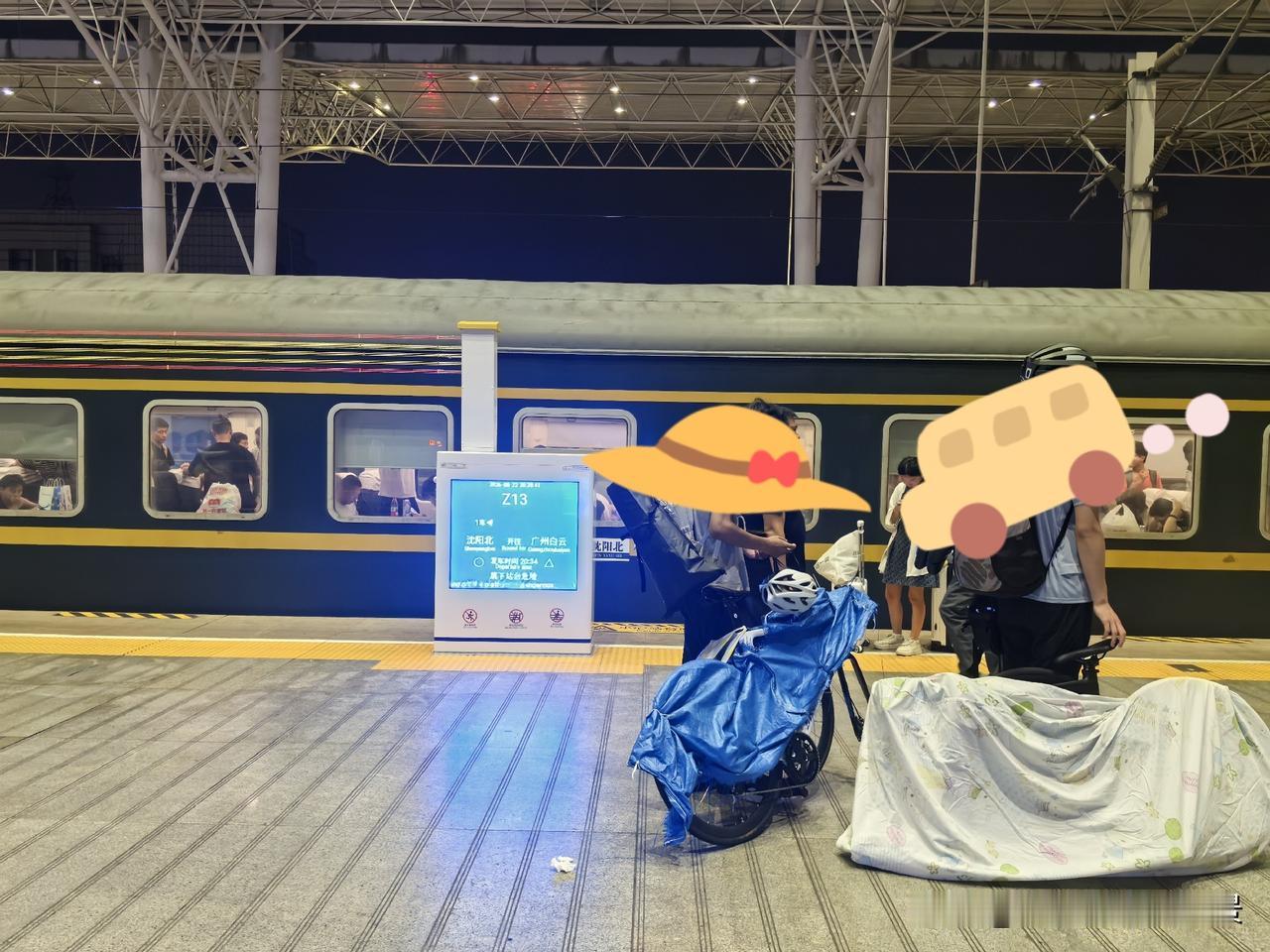 哈哈哈，大兄弟，我不反对你们带自行车上火车，可咱这打包方式也太敷衍了，直接用床单