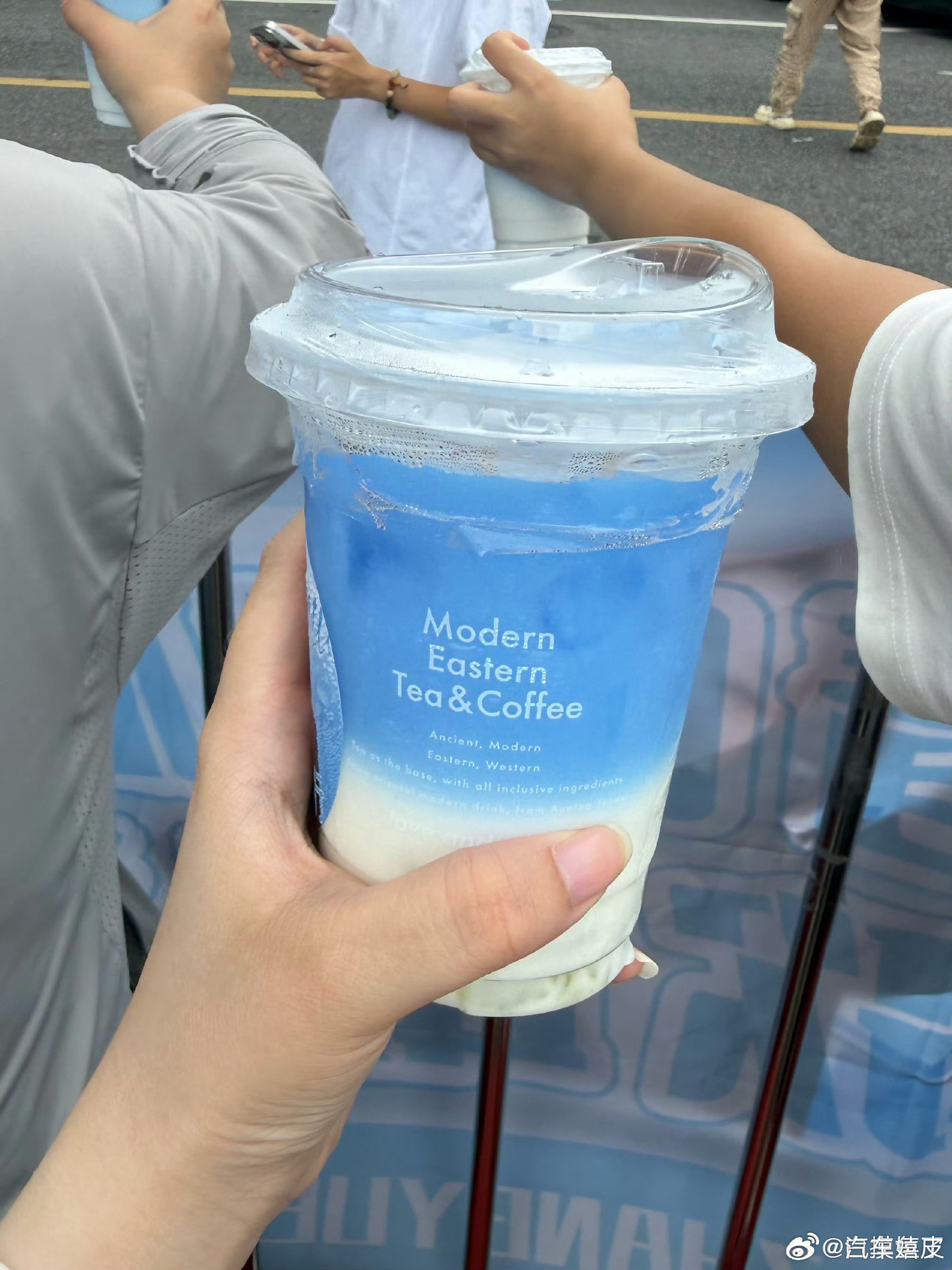 张月请粉丝喝奶茶张月又来宠粉喽，请粉丝喝奶茶啦，这也太幸福了张月逆应援请粉丝喝奶
