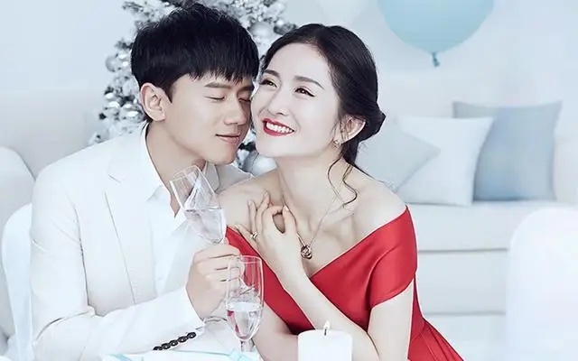 #小沈阳用张杰谢娜结婚年份记事#张杰在演唱会上与小沈阳回忆起结婚时候的趣事，小沈