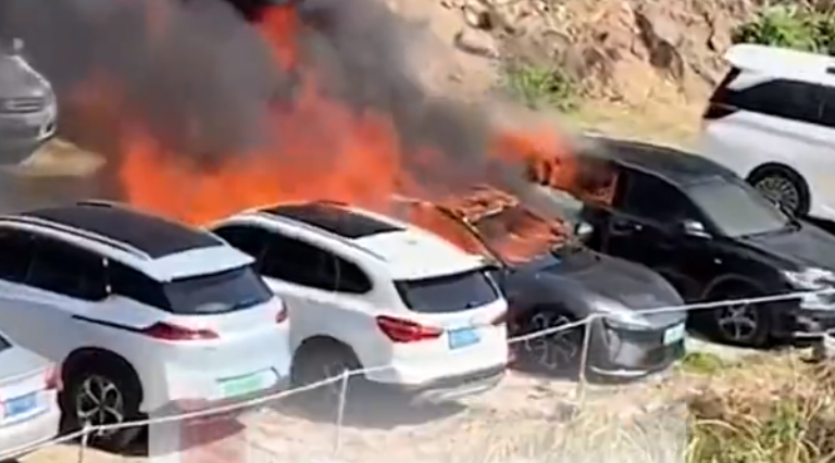 新能源车起火别只让电池背锅。数据说它其实比油车更不爱着火，但一旦电池闹脾气，火势