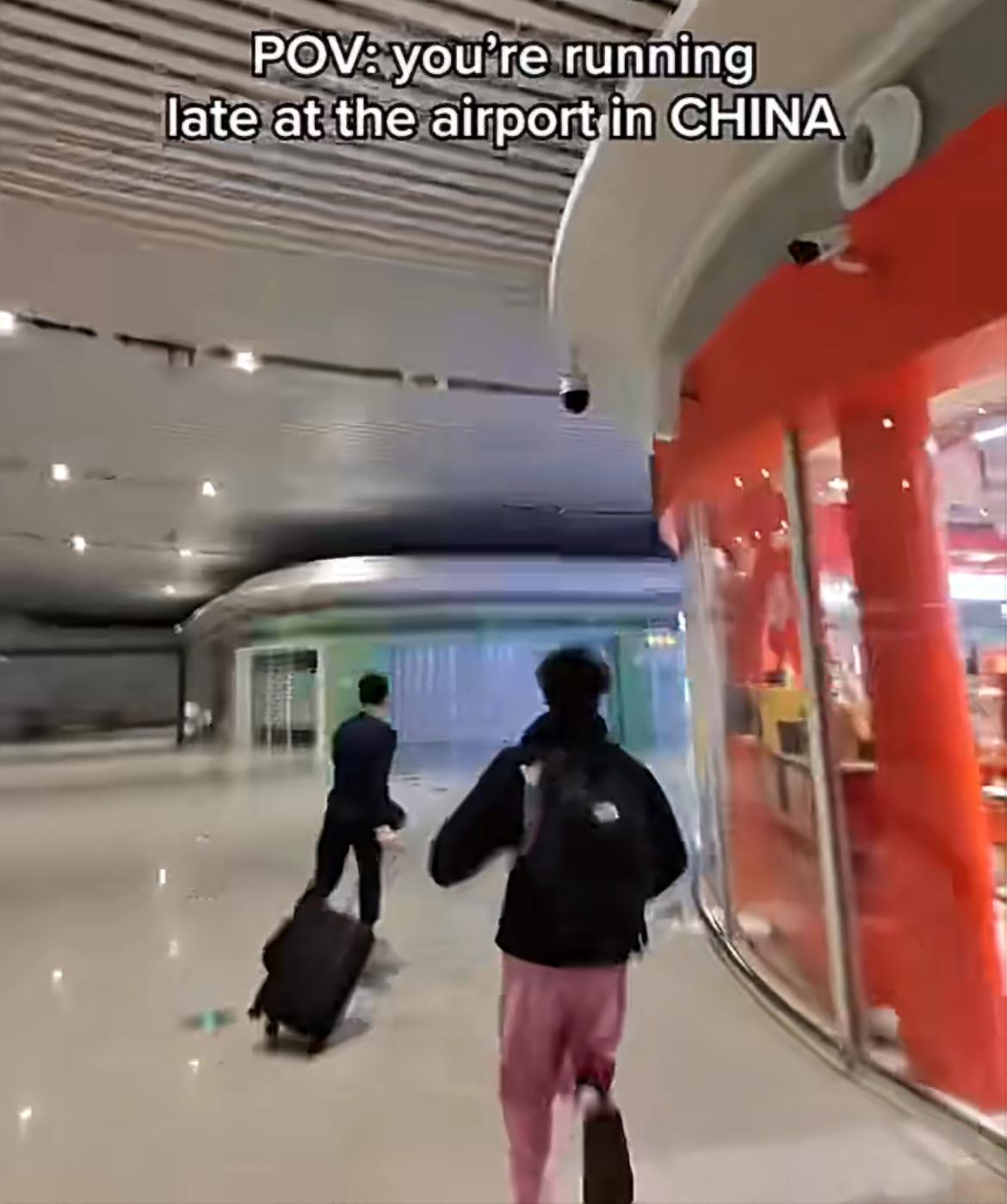 外网爆火一个视频，两名外国小哥在中国机场迟到，工作人员带着他们两个人狂奔，全程引