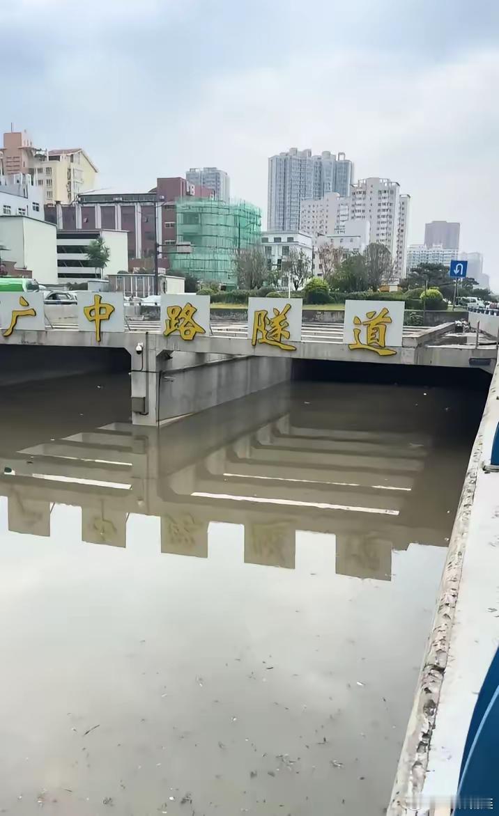 我问我爸：为啥郑州京广路隧道宁愿再次被淹也不安大型水泵？我爸沉默了很久才开口：没