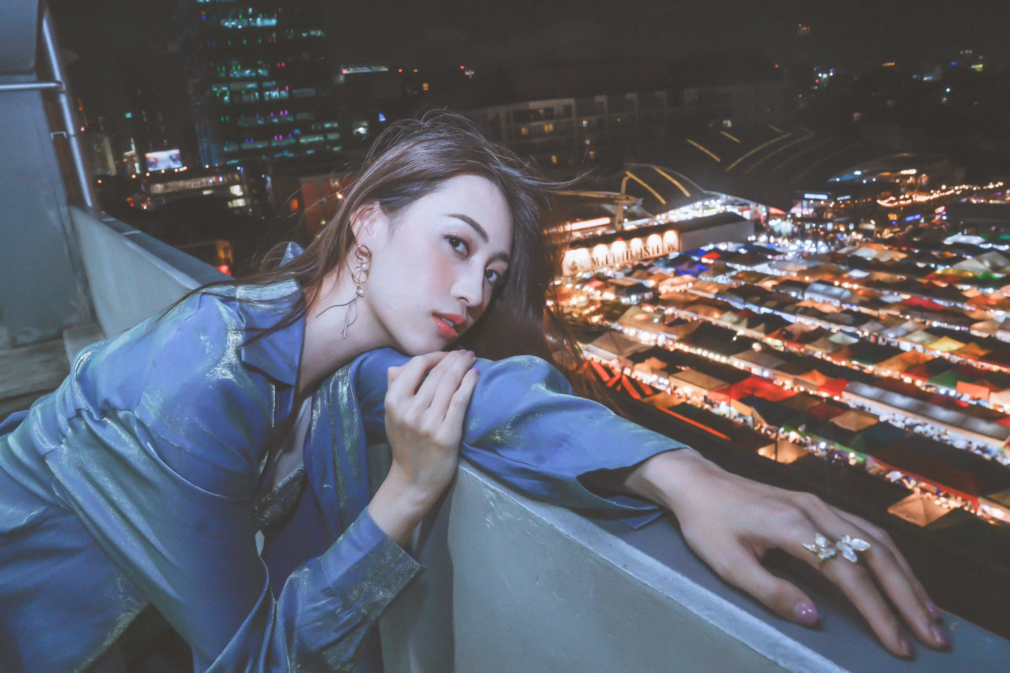 八月开启🔛我的夜游。城市的夜晚，霓虹灯璀璨 熙熙攘攘，编织夜的美好 ...