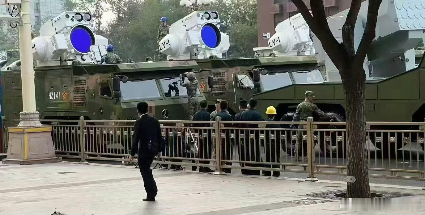 九三盛大阅兵刺激，舰载激光武器，这看起来也太哈人了，看起来相当科幻，这您受得了吗