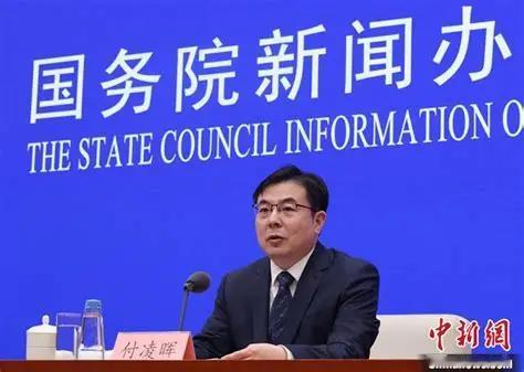 国务院定调了，减缓人工智能的应用。要是机器越来越多，大批人工被替掉，没了工作、没