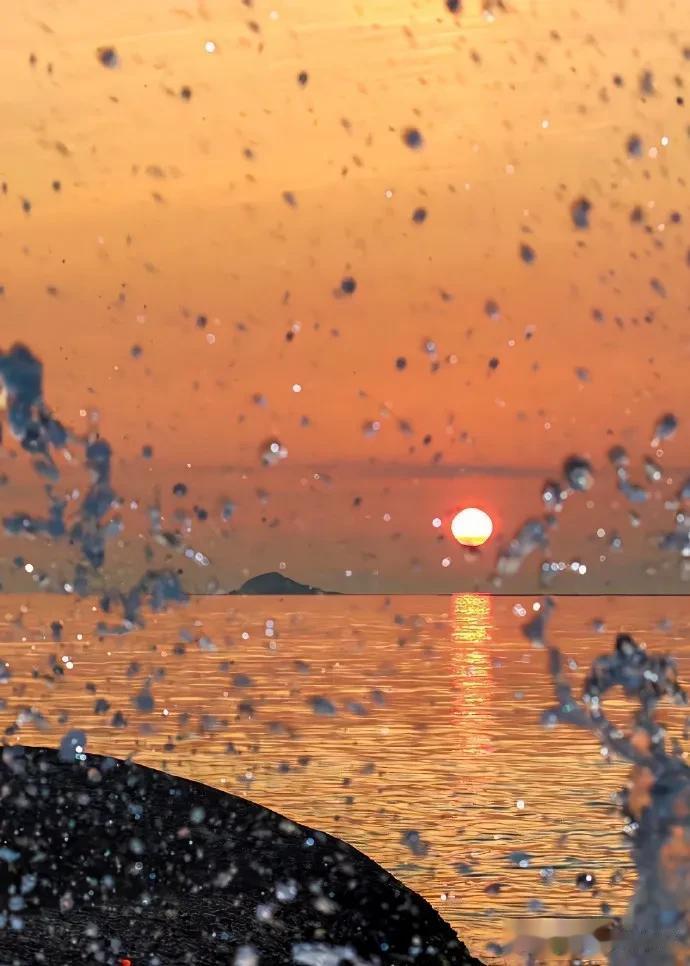 #上联：推窗听雨落，诚邀下联#辗转又反侧