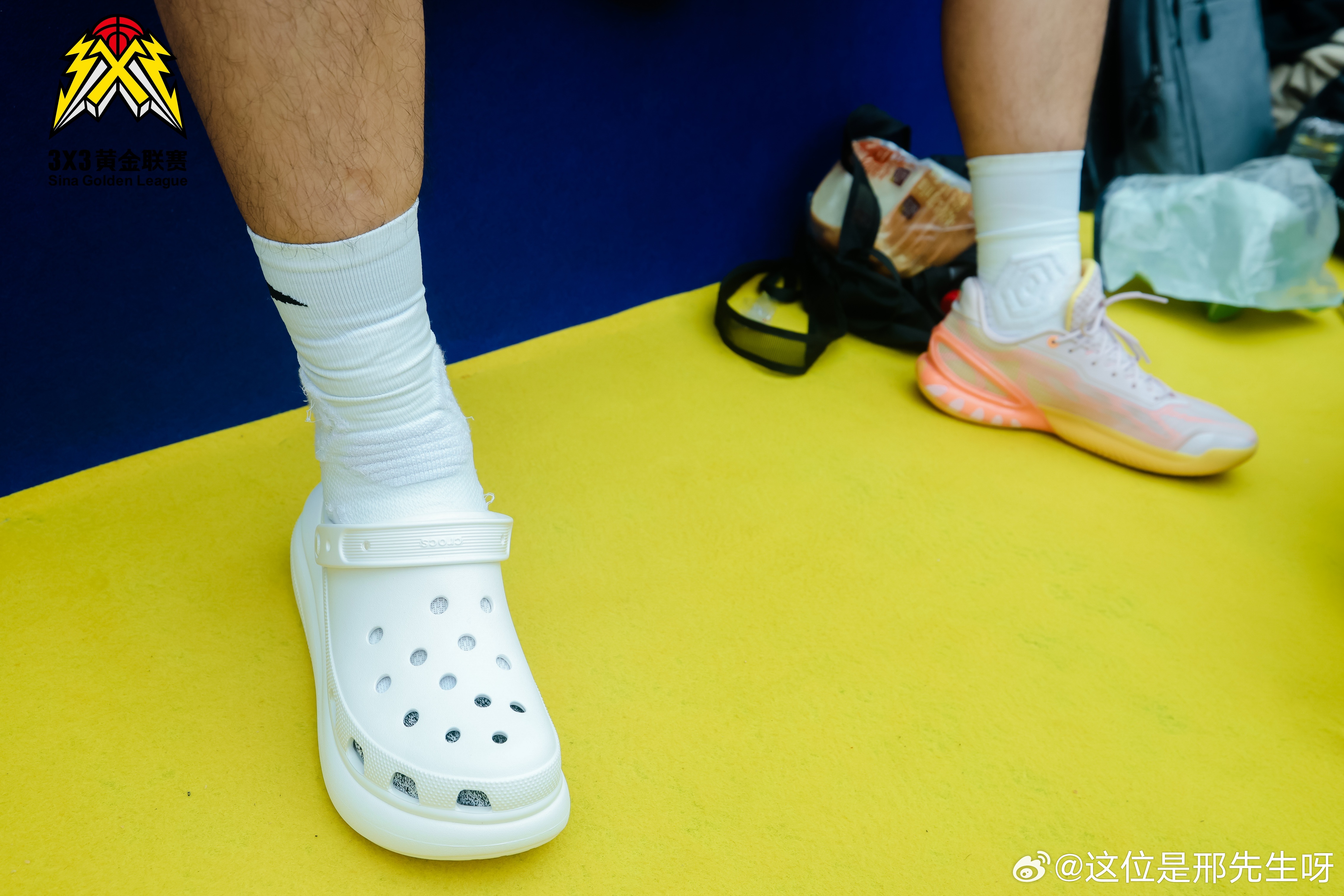 从赛场热血到脚下生风！比赛看的是激情，穿的是惬意！洞洞鞋陪你嗨翻每一刻。赛后放松