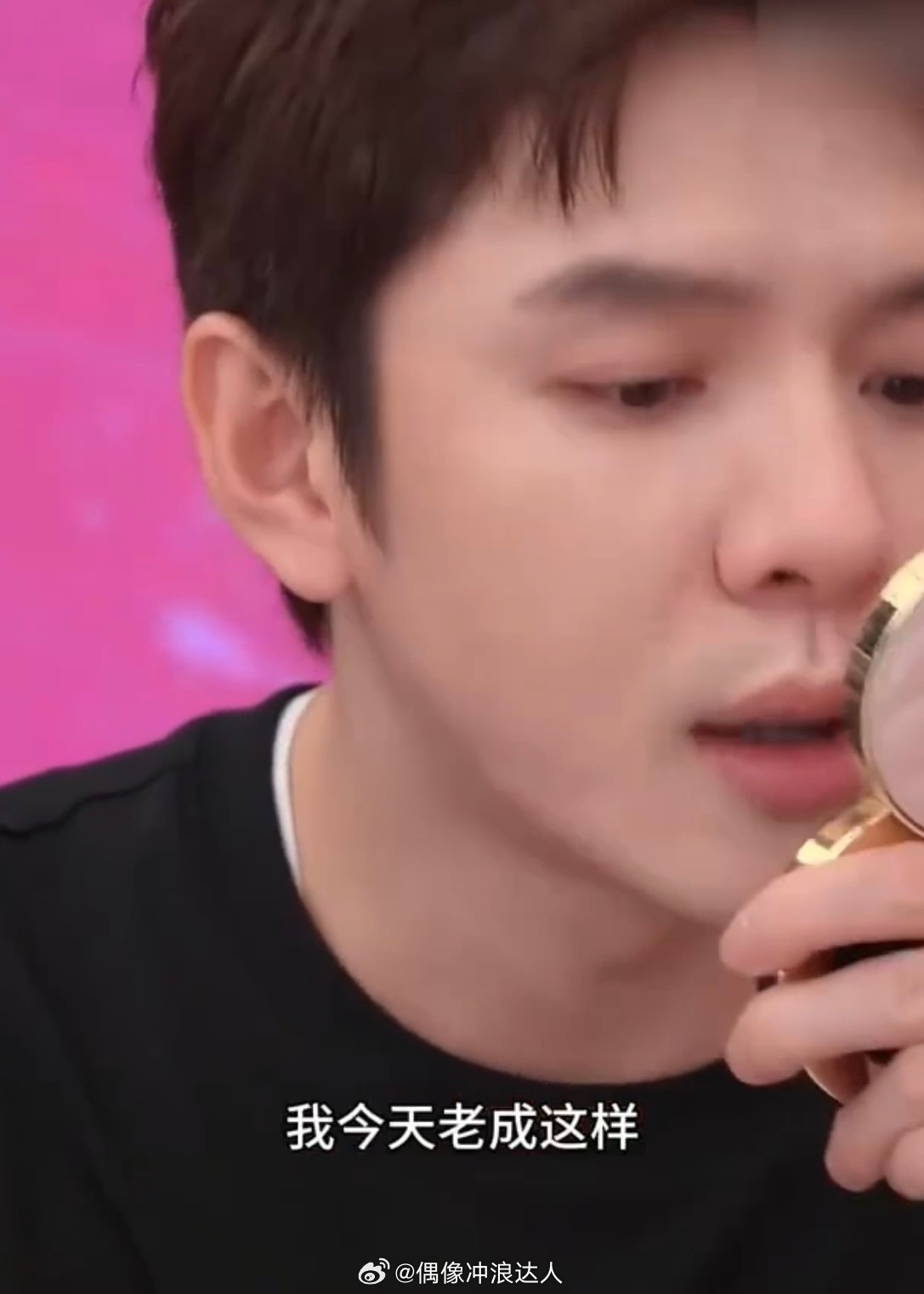 李佳琦焦虑自己怎么老成这样 哈哈哈哈哈哈都是认真工作留下的痕迹！不过男生有胡青还