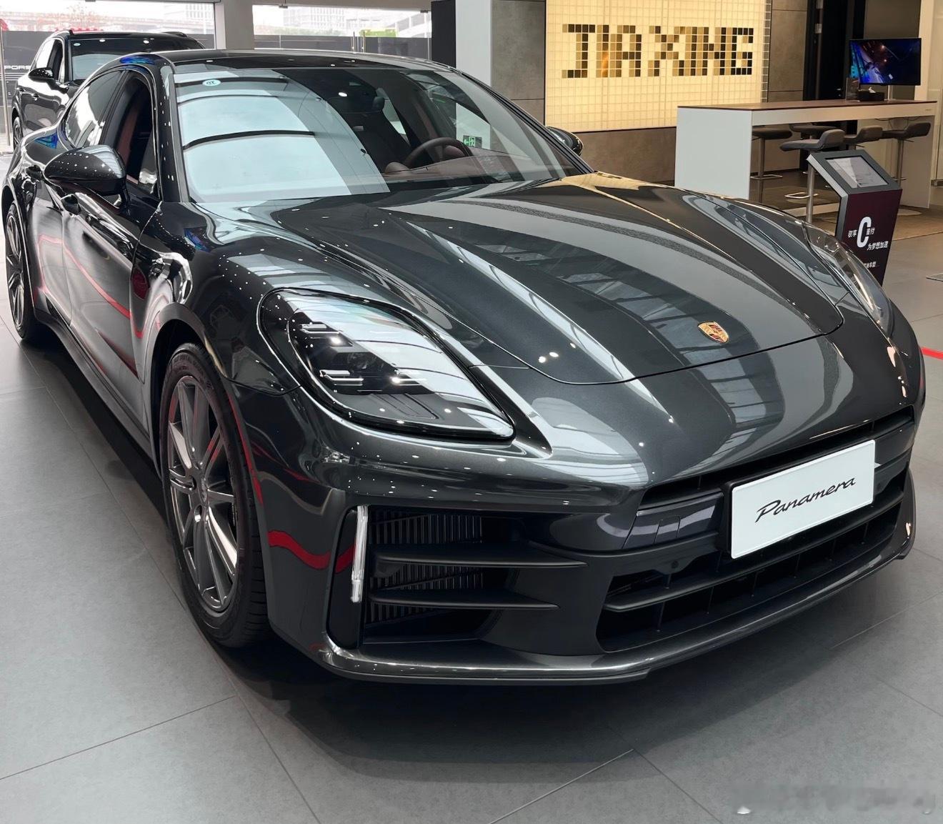 保时捷 帕纳梅拉 火山灰 巴利克红 现在这是一个稀缺颜色的内饰 普通帕纳梅拉选配