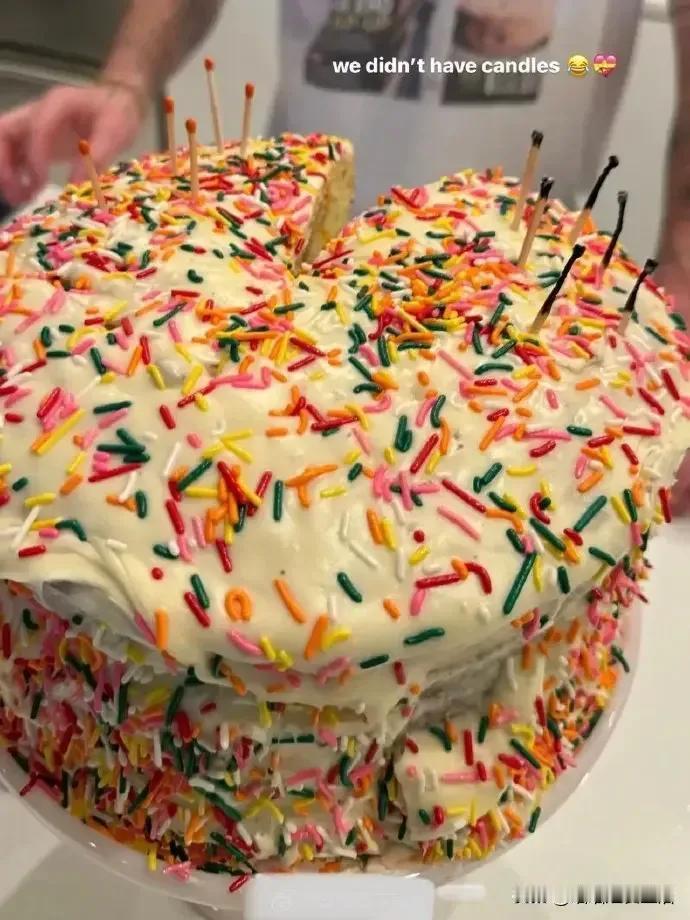 众所周知贝克汉姆大儿子“贤惠”[狗头]，这不，他亲手给老婆做蛋糕庆生。

问题来