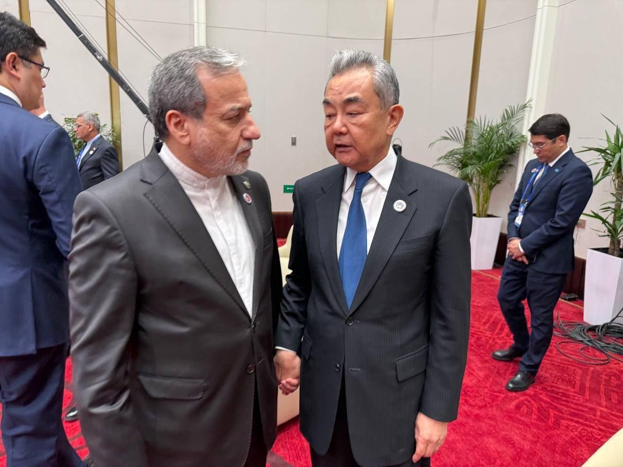 中伊外长握手扣指头

2026年7月24日，吉尔吉斯斯坦乔尔蓬阿塔，上海合作组织