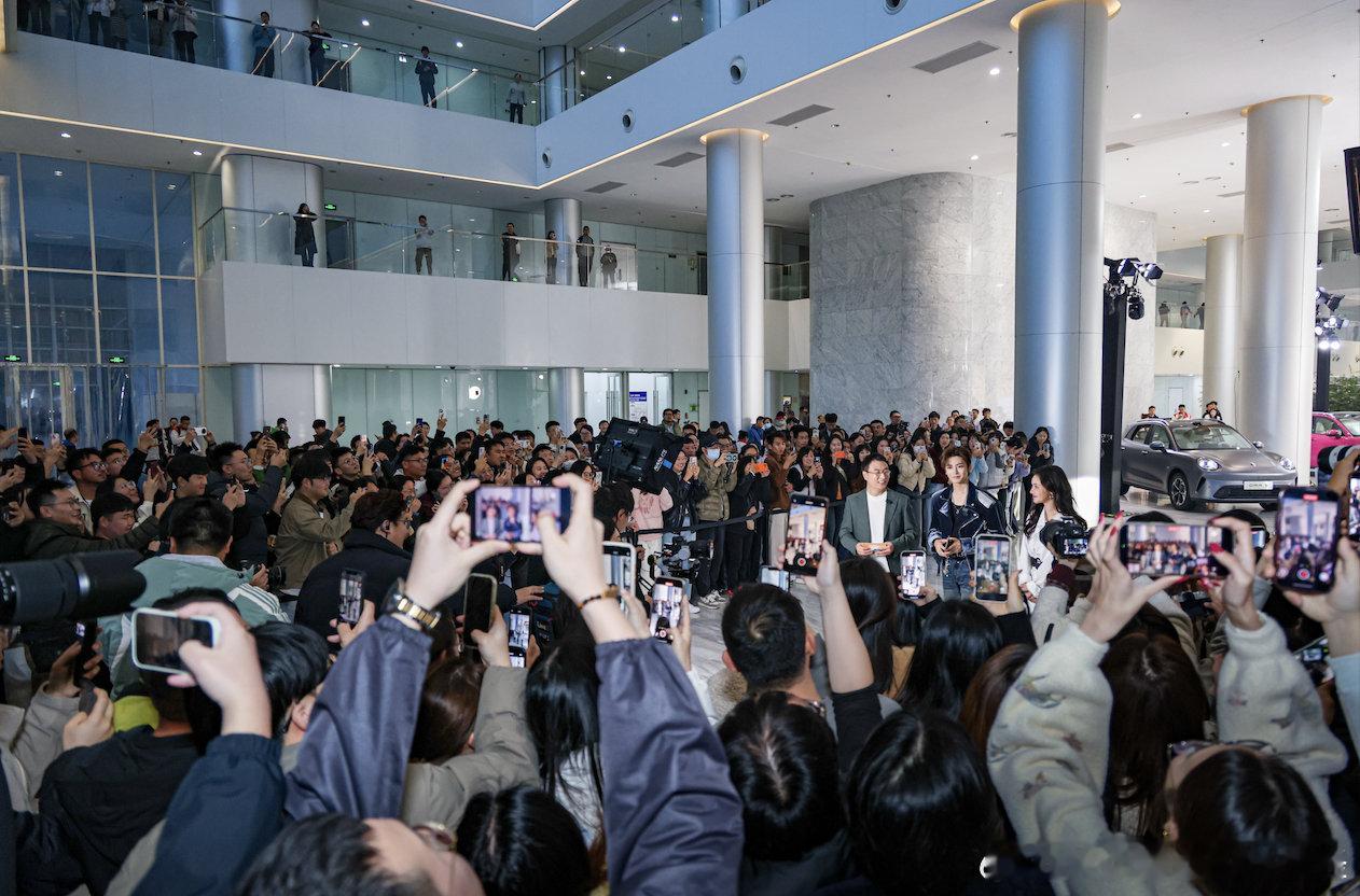 何为天作之合？大概就是侯明昊与欧拉5的模样。一位是身体力行的“追光者”，从专注打