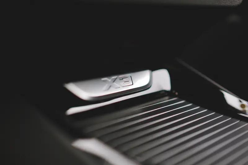 奥迪E7X在与竞品的较量中优势明显。它是30万级唯一全系标配百万级底盘硬件、90