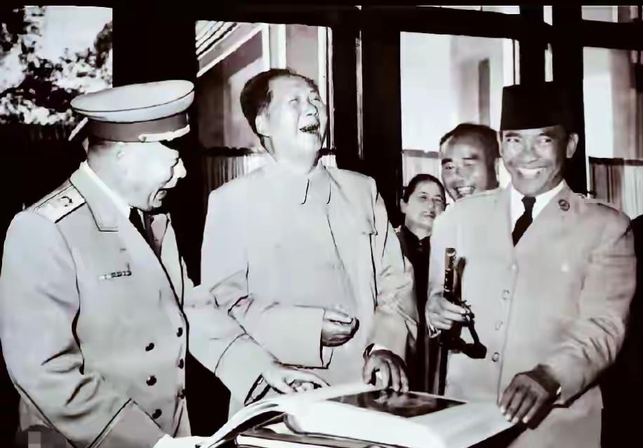 毛主席一笑，整个屋子都亮了！

“同志们，莫紧张嘛，我又不吃人——”

一口地道