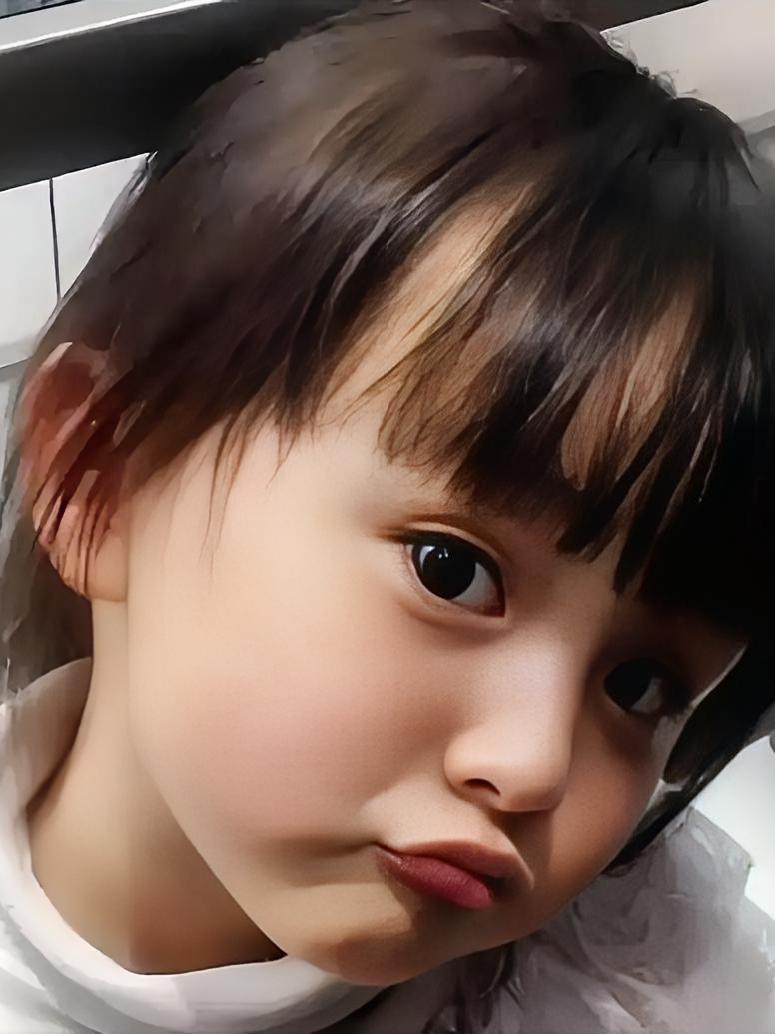 谁说童星长大必长残？
刘楚恬用16岁的近照，
直接打了所有“唱衰党”的脸！
2岁