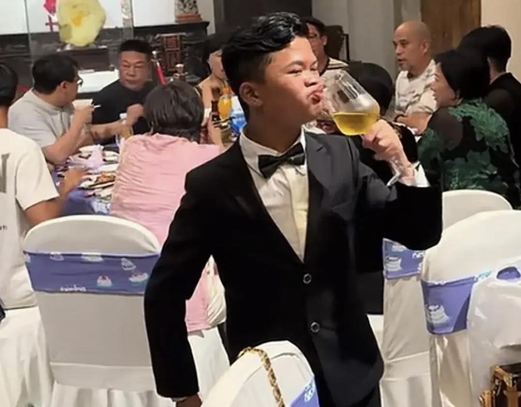 网传小马云到杭州，如果他真想去阿里逛一逛，那保安是拦还是不拦
网传“小马云”范小