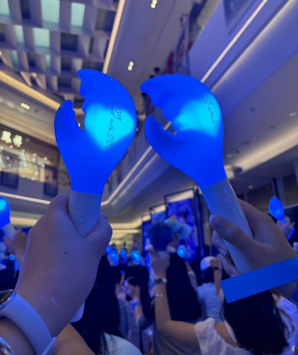 原来是应援棒，这个创意挺新颖的，谁想出来的，小螃蟹吗？