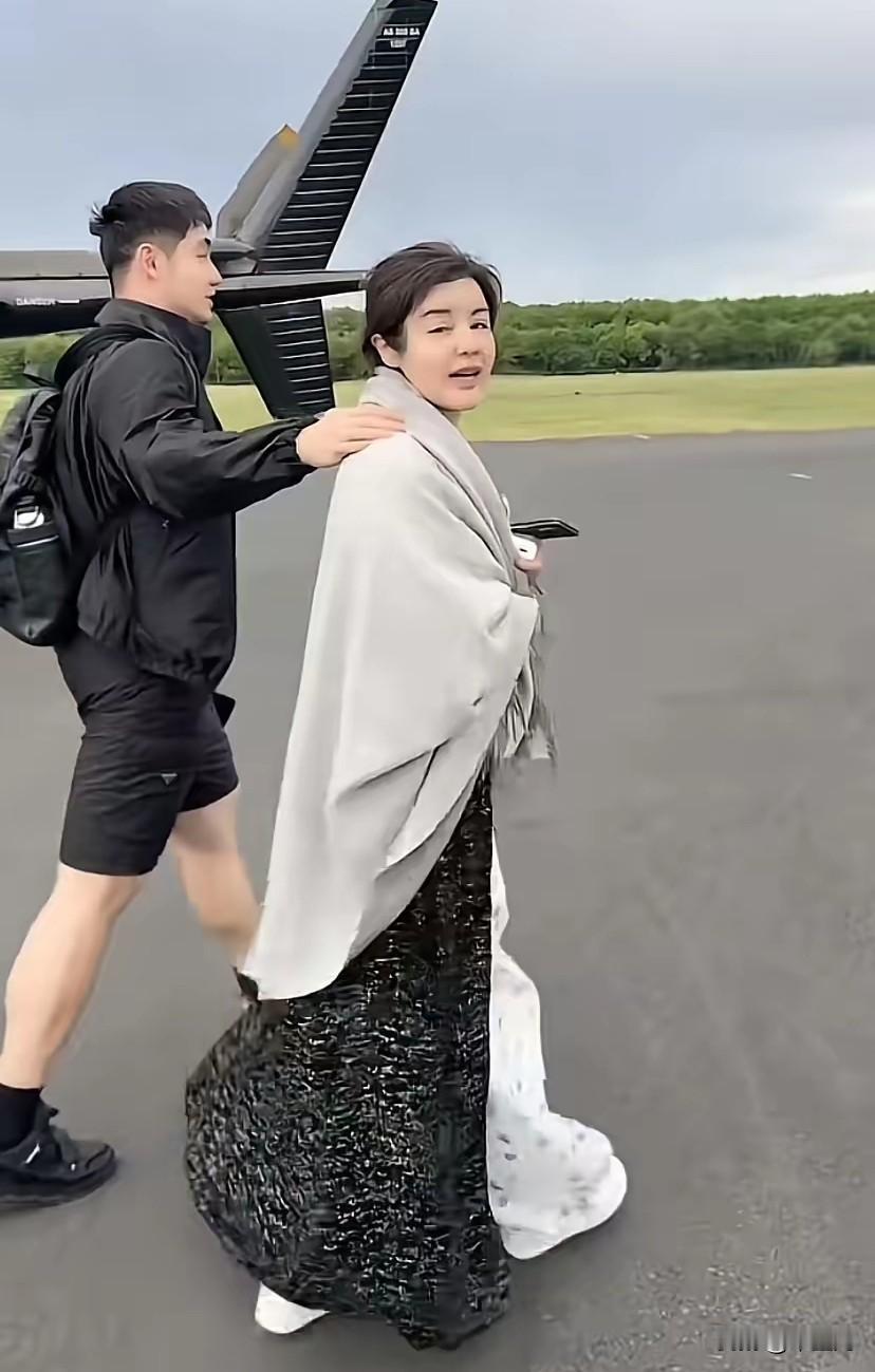 富婆于文红携男友，
乘私人飞机直飞，
这阵仗，
任谁也羡慕得不要不要滴。
虽然于