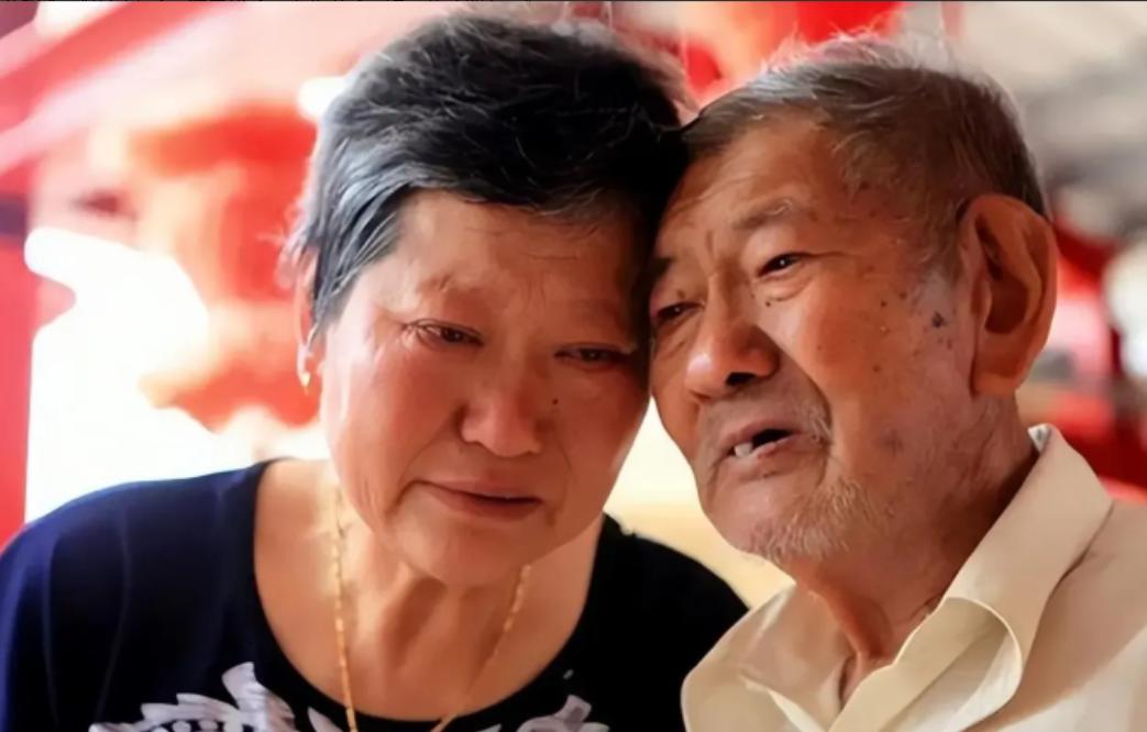 2012年，102岁台湾老兵，耗时66年，终于找到亲生女儿。谁料，一见面，女儿伸