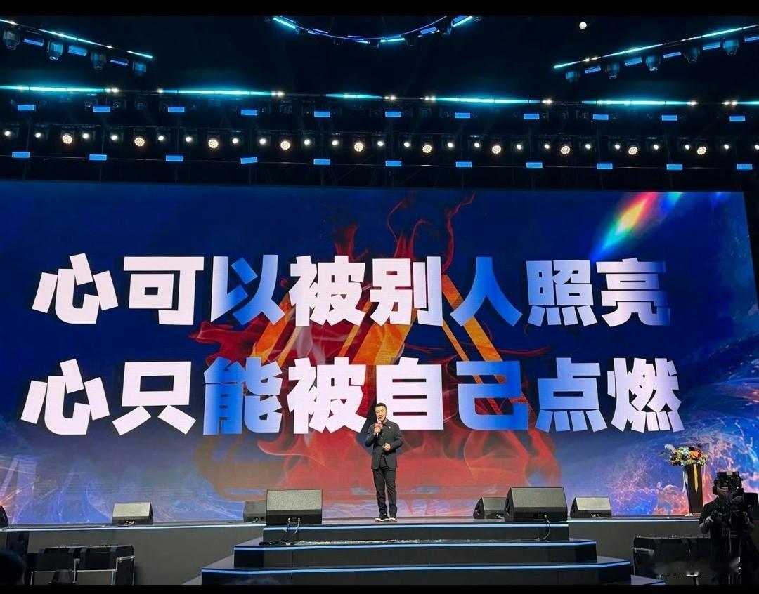 关系里最危险的，不是冲突，而是长期模糊折磨人的状态：事情没坏透，但也好不了；关系