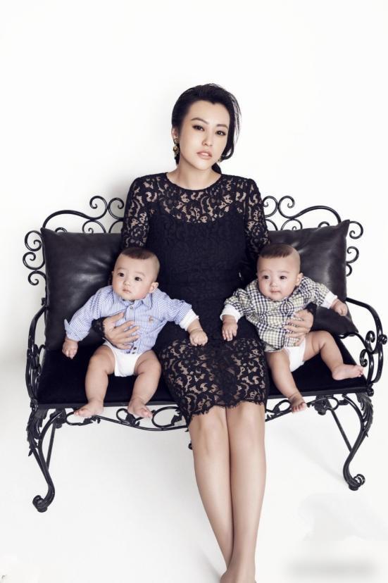 一次，主持人问郝蕾，“你家双胞胎长得这么像，你是怎么辨认他们两个的？
”郝蕾说