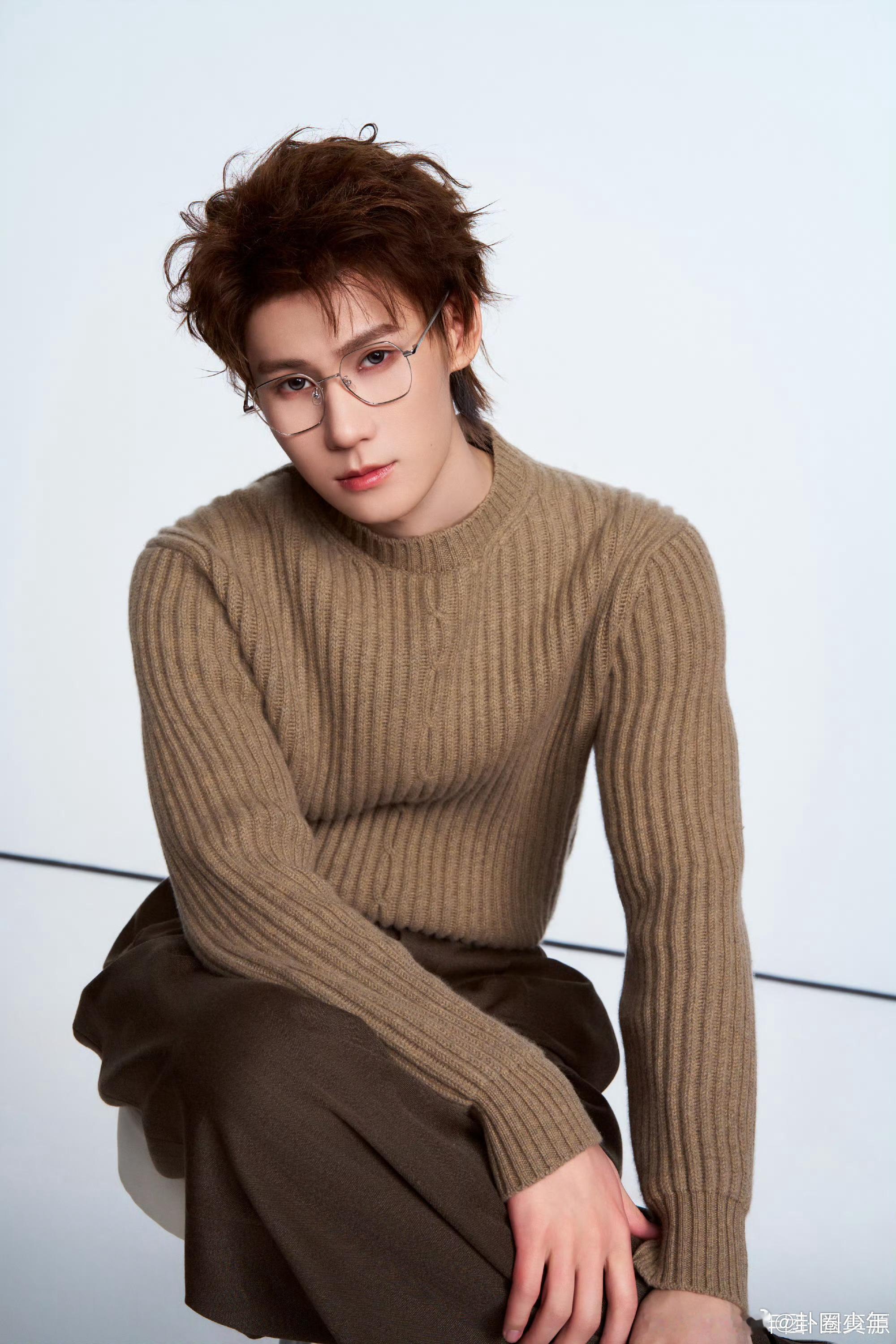 张真源晒一组zzy 救命！张真源这组zzy自拍杀疯了吧！怼脸拍颜值零死角，骨相优