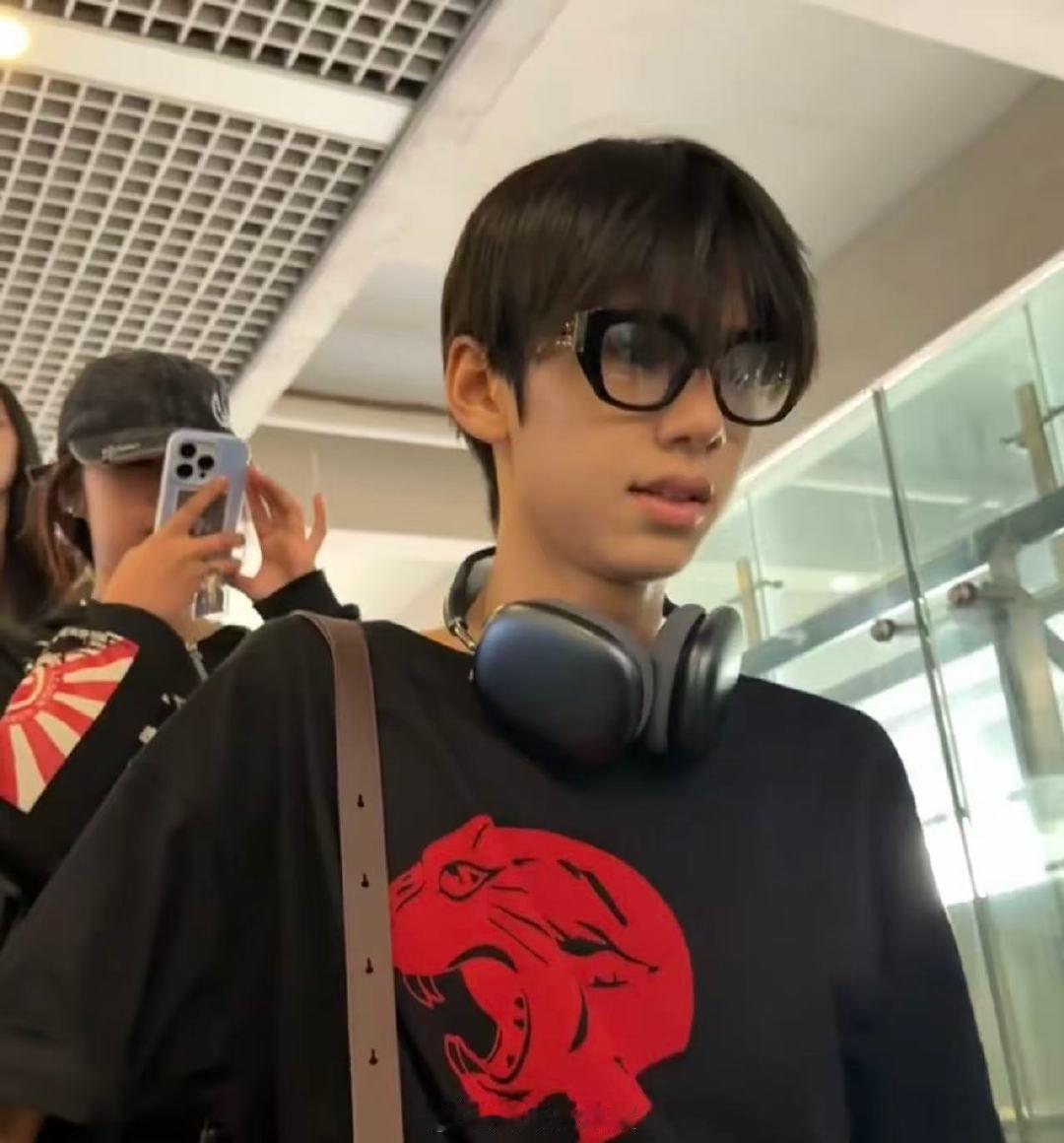 林子烨笑着和粉丝说话林子烨机场一直笑着和粉丝说话，看起来挺有礼貌的。林子烨机场一