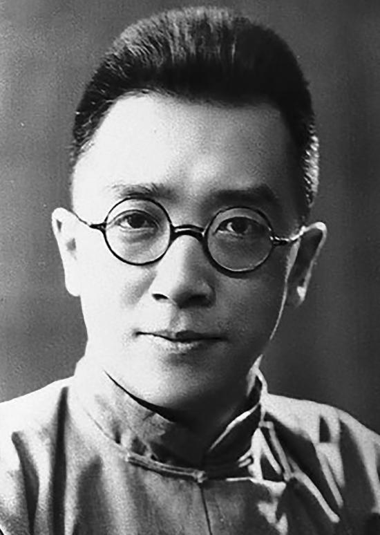 26岁的胡适在新婚之夜紧张地坐在婚房内。新娘江冬秀主动说：“别傻坐着，我们开始吧