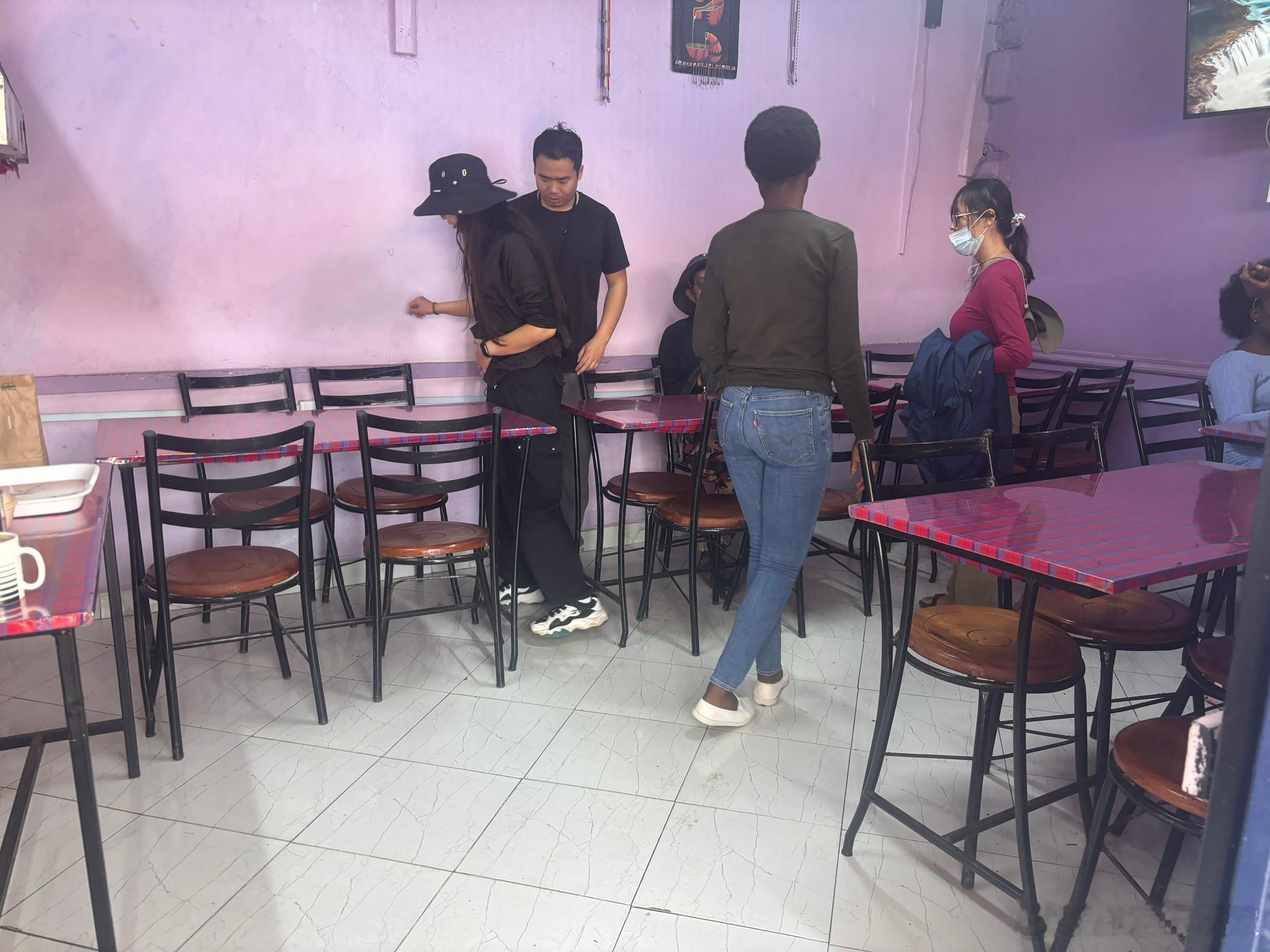 这是肯尼亚基马纳的另一家餐厅，昨天那家又贵又不好吃，今天我们五个人又换了一家，其