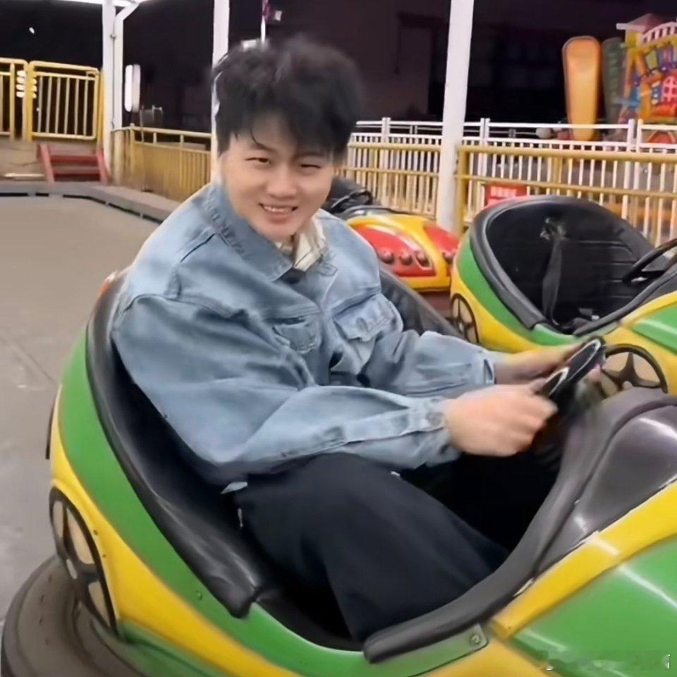 刷到大连户外直播于是重温了一下，突然发现高超连碰碰车都选的绿色哈哈哈 